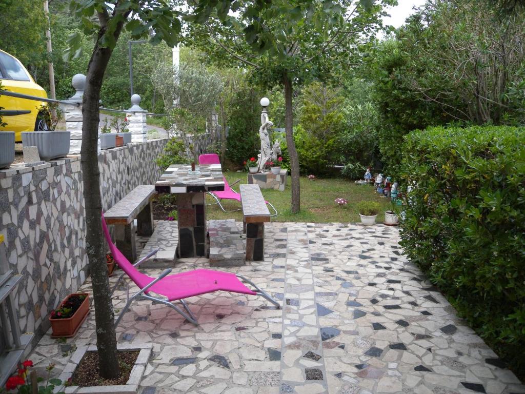 Vonkajšia záhrada v ubytovaní Apartment Jablanac 1