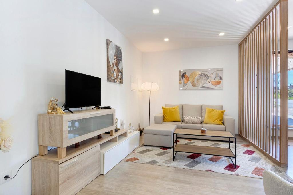 a living room with a tv and a couch at Cantinho D'Amy in Arcos de Valdevez