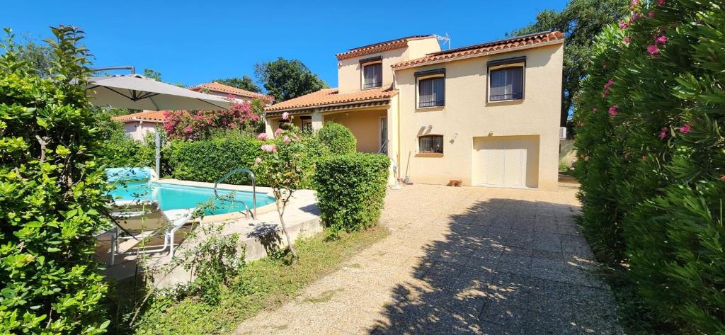 dom z basenem przed nim w obiekcie Villa l'ESTIMADA w Argelès-sur-Mer