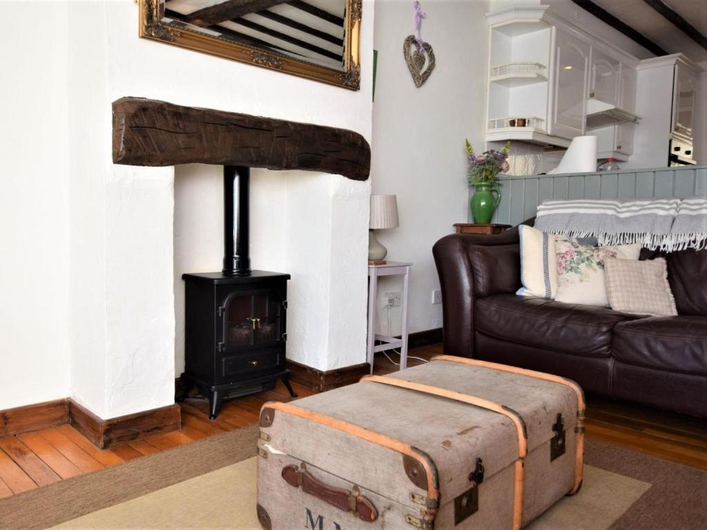 a living room with a couch and a stove at 2 Bed in Conwy oc-tycan in Llangelynin