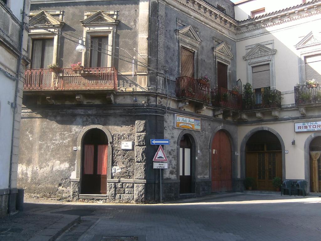 - un bâtiment avec balcon sur le côté d'une rue dans l'établissement Holiday home Linguaglossa/Sizilien 23272, à Linguaglossa