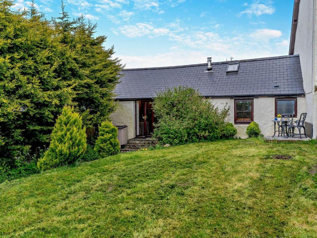 a house with a yard in front of it at 1 Bed in Swansea oc-74221 in Ilston