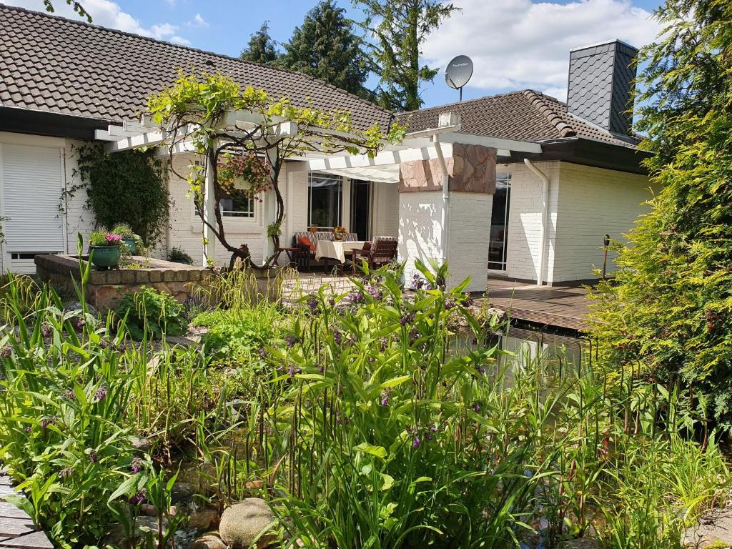 a garden in front of a house at Haus Sonnengarten in Brokstedt
