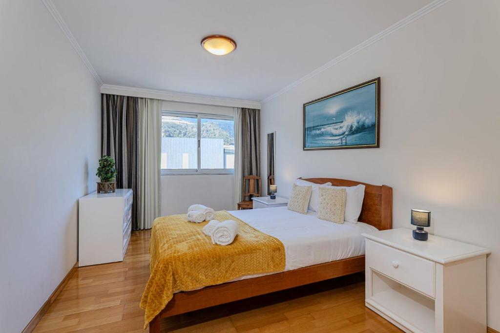 a bedroom with a large bed and a window at GuestReady - Santo Amaro apartment in Vila Franca do Campo