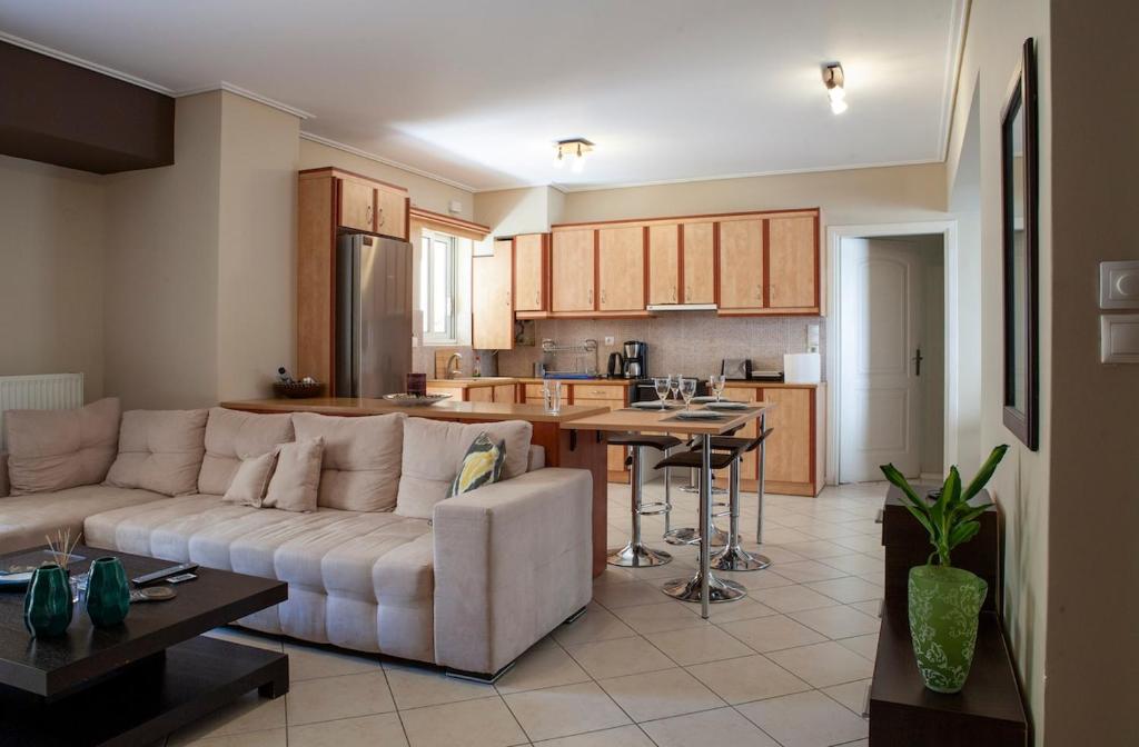 Bright, Spacious & Cozy Acropolis Apartment