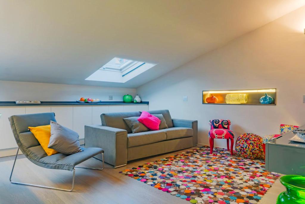 a living room with a couch and chairs and a rug at Loft Della Baia a Due Passi dal Mare in Sestri Levante