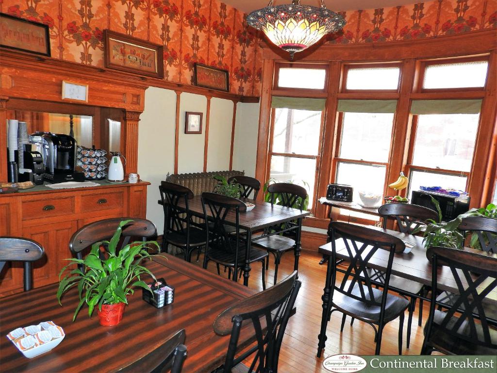 Kuchyň nebo kuchyňský kout v ubytování Champaign Garden Inn