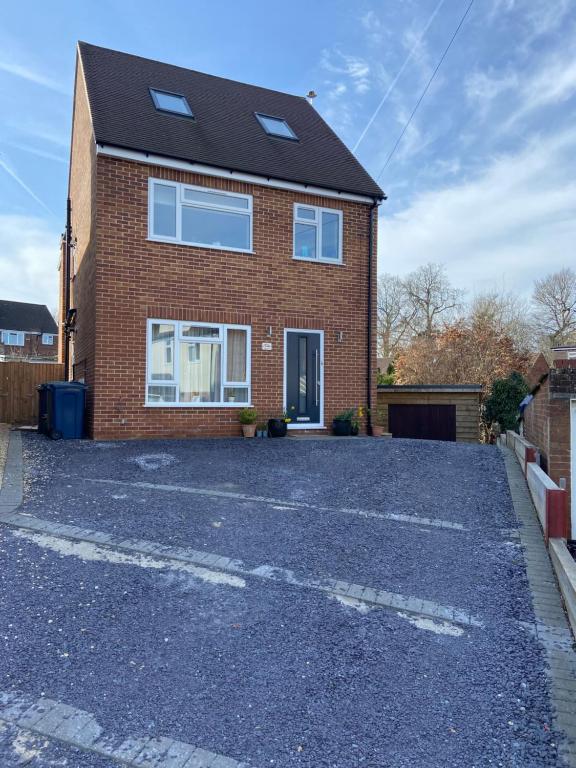 ein Backsteinhaus mit Parkplatz in der Unterkunft Clauds Close in Hughenden