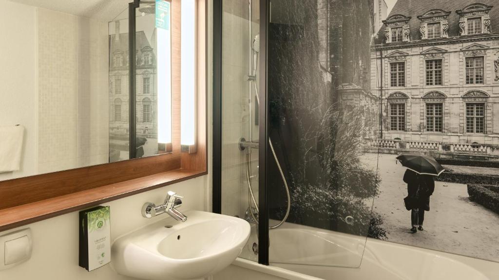 Campanile Tours Sud ~ Joué-Les-Tours - Standard Room - 1 Queen Bed 1 Junior Bed