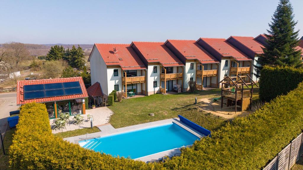 ターレにあるElementa Lodges Green Suitesのプール付きの家の空撮写真