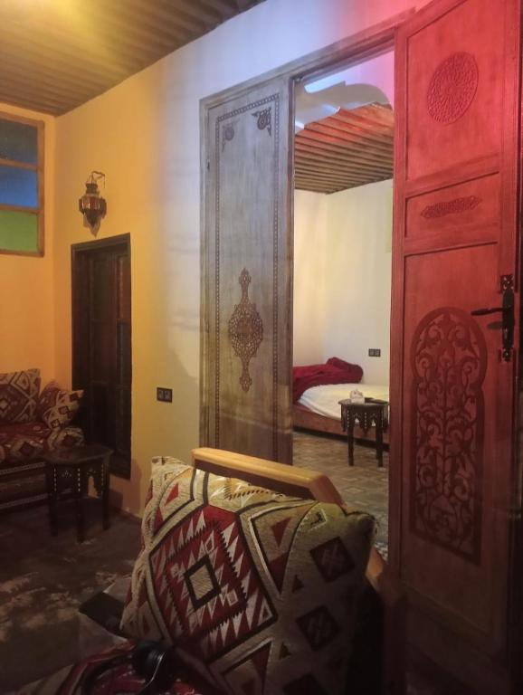 a living room with a couch and a mirror at Esc 9 in Fez