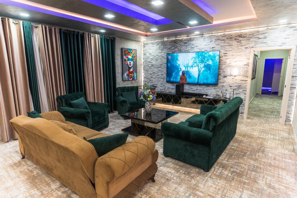 a living room with couches and a flat screen tv at Complex Rediu 54 - Penthouse Nr. 41 in Iaşi