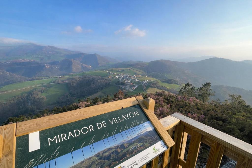 a sign that reads marauder be winning on a mountain at Casa Rural Nito - Naturaleza y Descanso en Asturias in Villayón