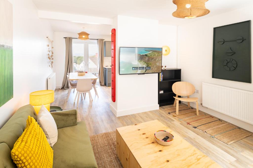 a living room with a couch and a table at Contractor Accommodation Avonmouth 3 Bedroom House Sleeps 6 Free Van Parking in Avonmouth