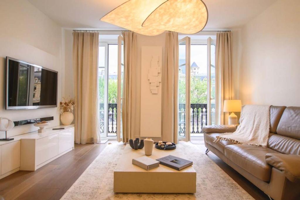 Two Bedroom Luxury Apartment - Balcony with View of Notre Dame