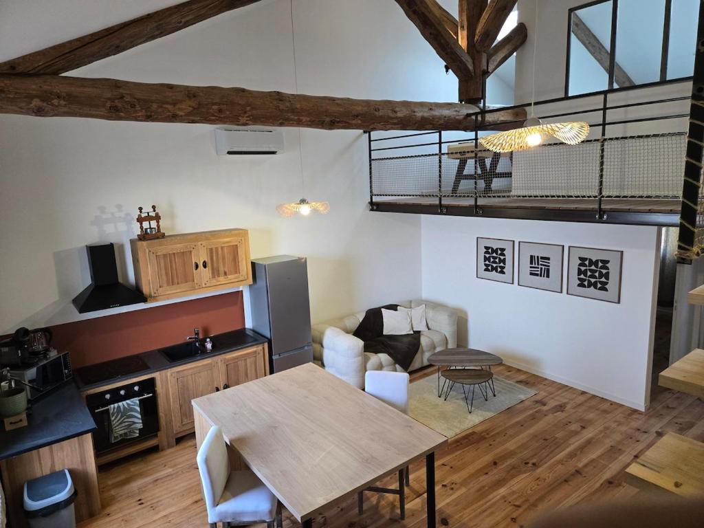 a living room with a table and a kitchen at Aigues-Vives Appartement in Aigues-Vives