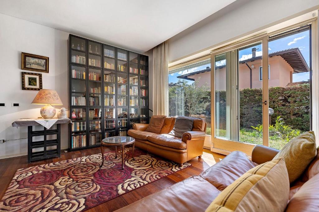 a living room with a couch and a table at Villa Ottaviano By Immobilux in Arco