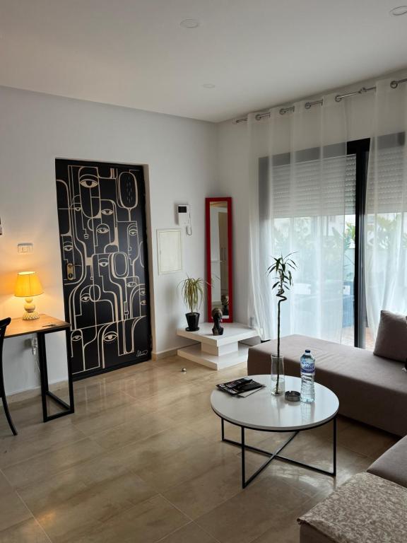 a living room with a couch and a table at Le Chill Out in Tunis