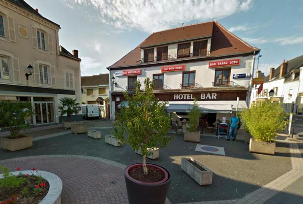 Hotel Au Bon Coin في Cloyes-sur-le-Loir: ساحة المدينة مع مبنى به بار خاص بالفندق