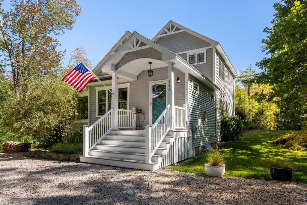 a house with an american flag on the front porch at Colonels Quarters in Kennebunk