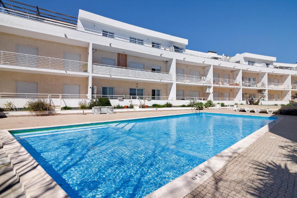 a large swimming pool in front of a building at Refúgio Luzia Mar in Santa Luzia