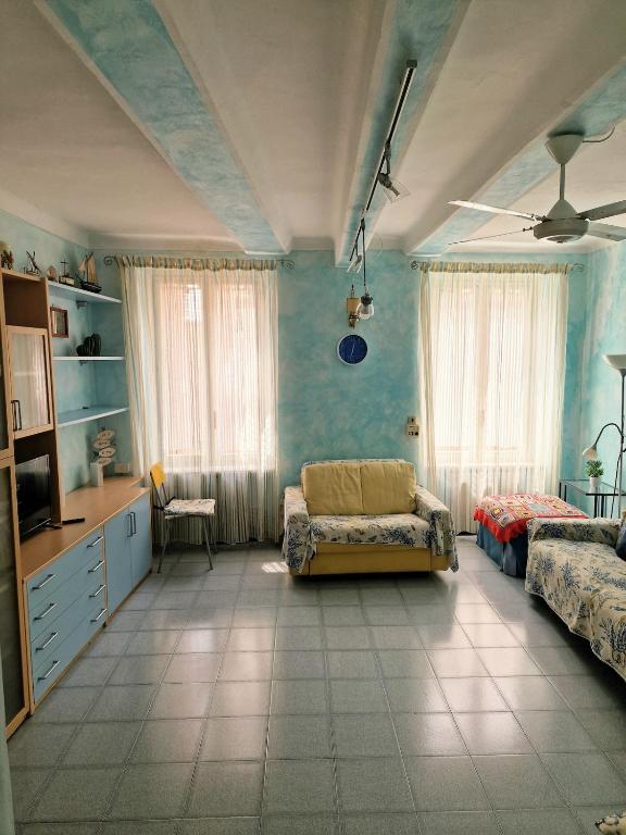 a living room with a couch and a bed at Bell-House in Varazze