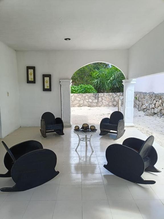 a room with chairs sitting on the floor at Casa Albino in Izamal