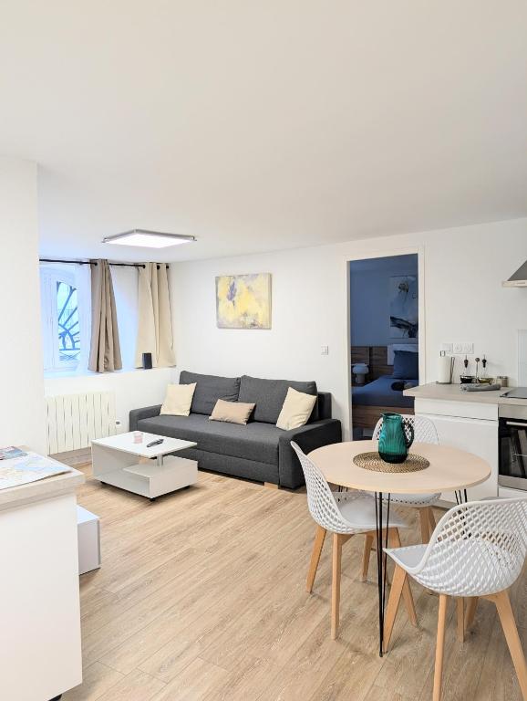 Appartement rénové place du Palais avec parking