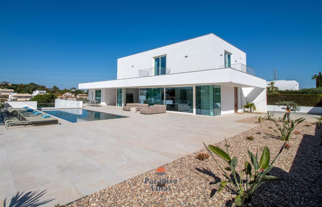 Modern 4-Bedroom Villa with Infinity Pool