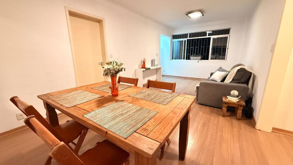 a living room with a wooden table and a couch at Apto Dangui Amplo in Santa Maria