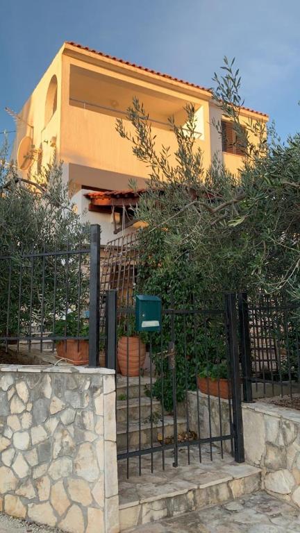 a fence in front of a building with plants at Apartment Sanda in Stomorska