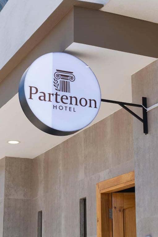 Ein Schild für ein Parfron-Hotel hängt an einer Wand. in der Unterkunft Hotel partenon in Tacna