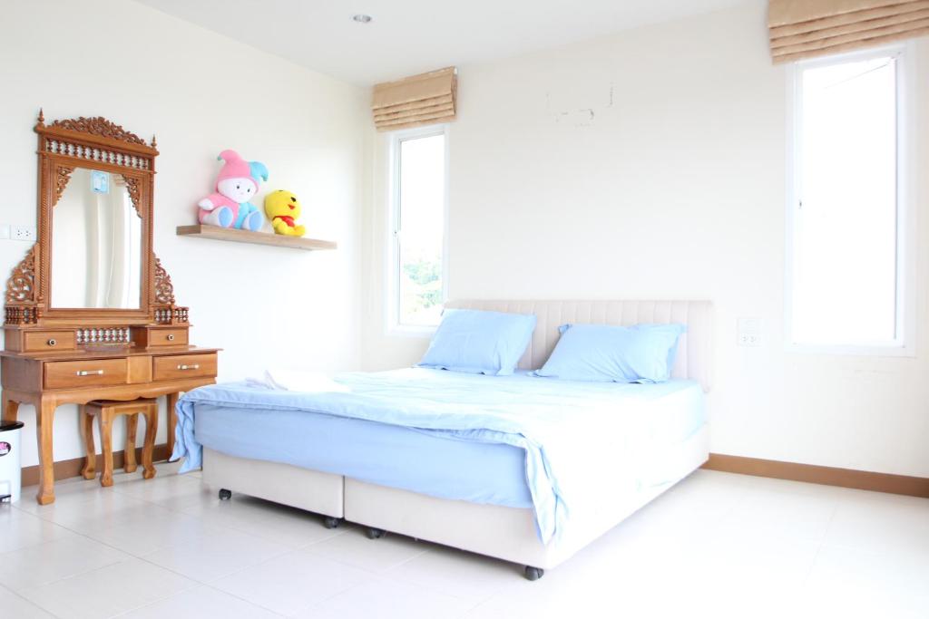 1 dormitorio con cama, tocador y espejo en Uncle House Krabi, en Krabi