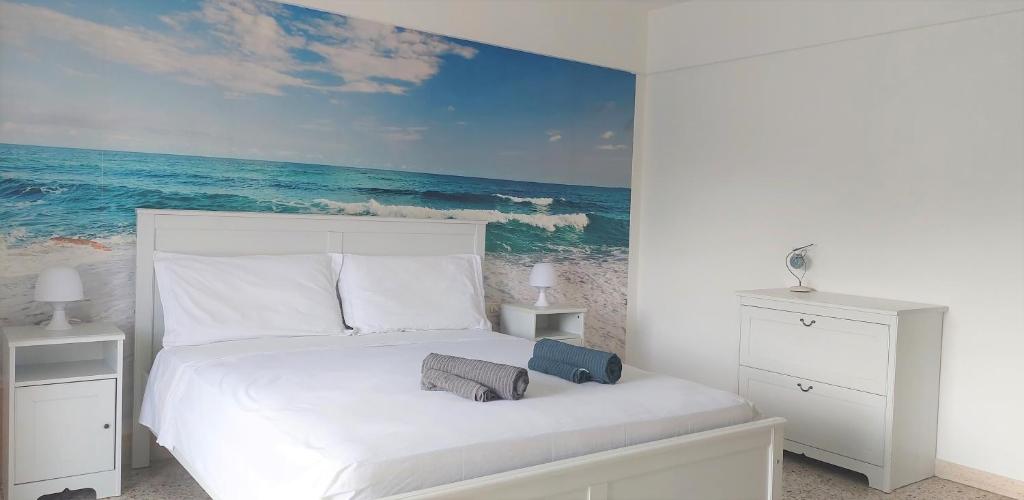 a bedroom with a bed with a painting of the ocean at Relax e Mare a Bellaria in Bellaria-Igea Marina