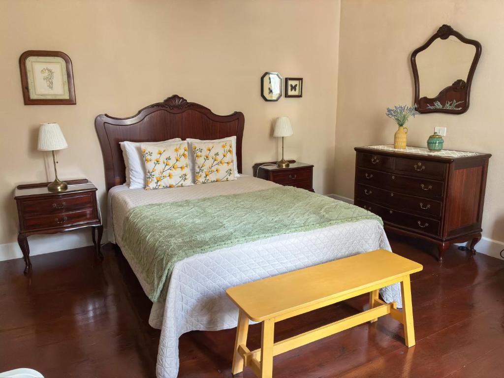 a bedroom with a bed and two night stands and a table at Donde Conchita, cerca del aeropuerto norte in Las Lagunas