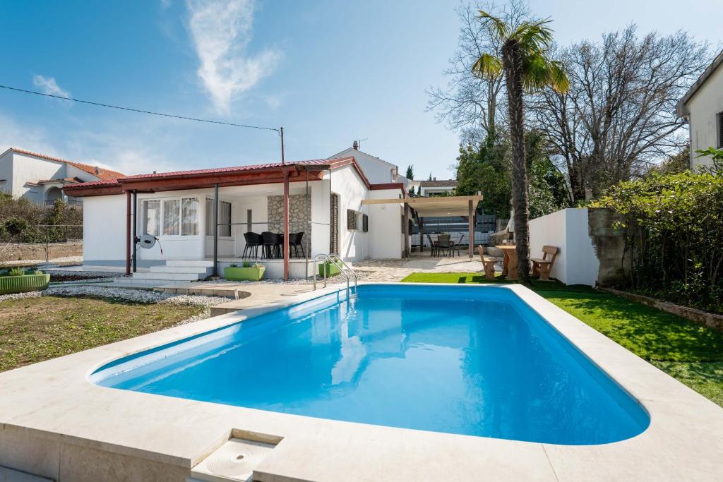 Villa Malinka Private Pool 150m to Beach Garden & BBQ
