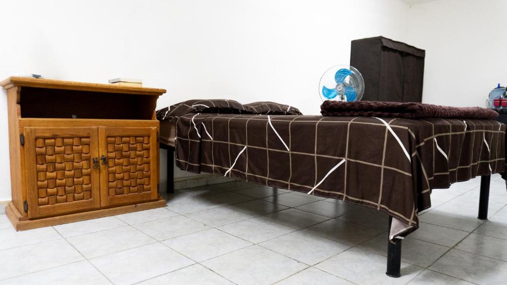 two beds and a dresser in a room at Central and Comfortable Accommodation 4 in Altamira