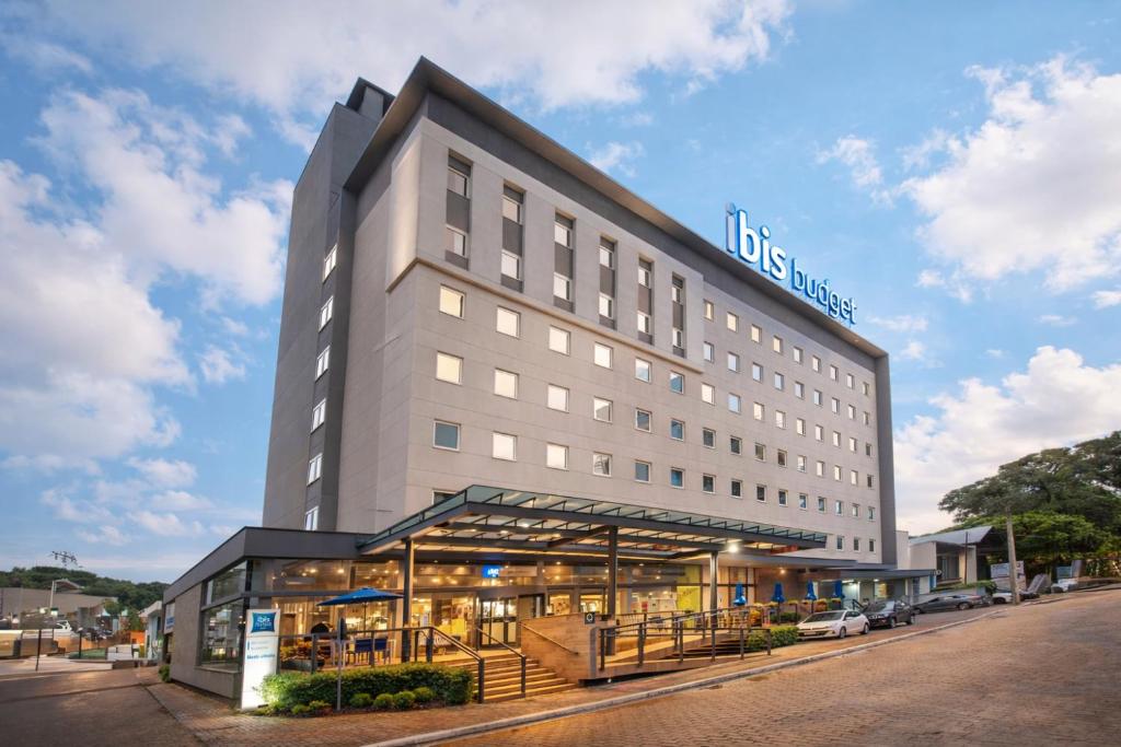 a hotel building with a sign on top of it at ibis budget Blumenau in Blumenau
