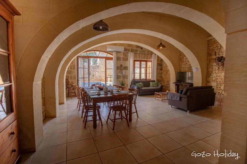 a dining room with a table and chairs at Ta Guzeppi Xaghra in Xagħra
