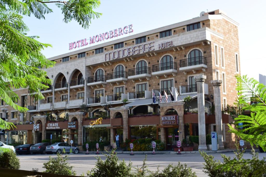فندق مونوبيرج  في جبيل: مبنى كبير على زاوية شارع
