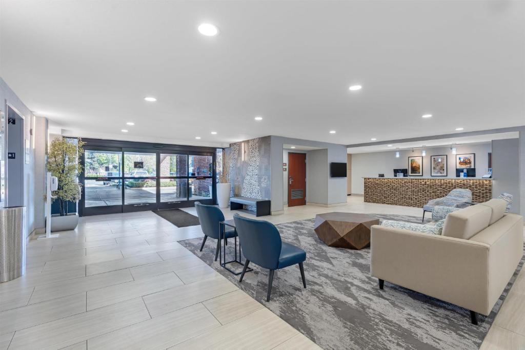a living room with a couch and chairs at Best Western Plus Fresno Airport Hotel in Fresno