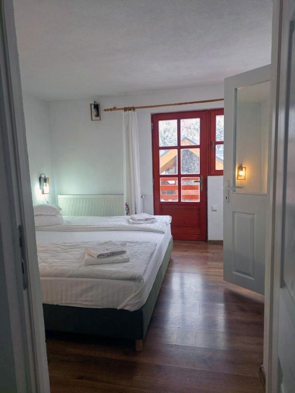 Resort Poiana Brazilor Csango Wellness - Appartement Met één Slaapkamer, Balkon En Uitzicht Op De Bergen