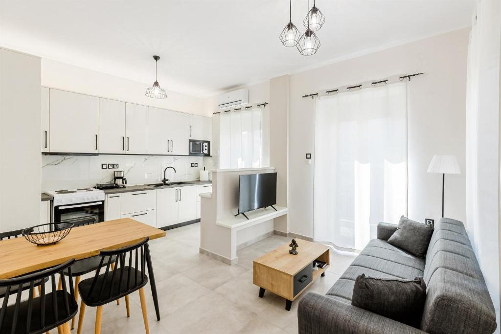 a living room with a couch and a table at Angie's Central Apartment in Pappadhiánika