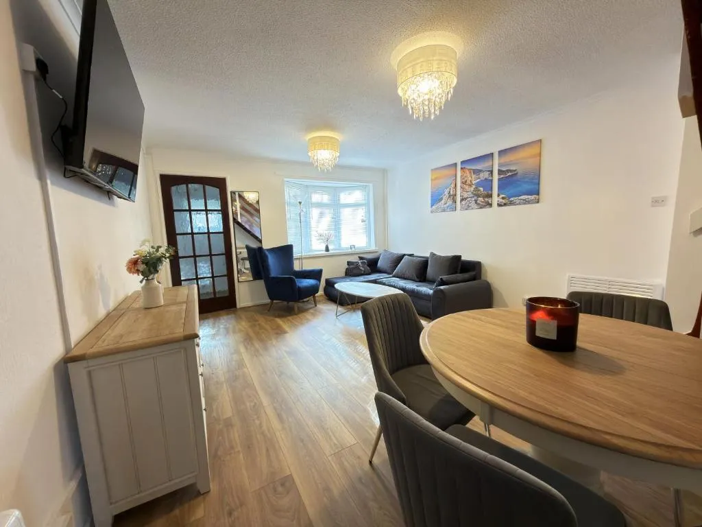 Modern 2BR Near City Centre -free Parking-Garden 6-8