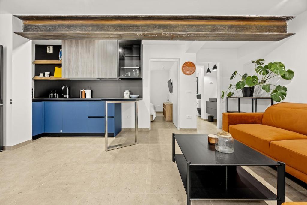 a living room with a couch and a table at Stillar Apartment near sea in Pula
