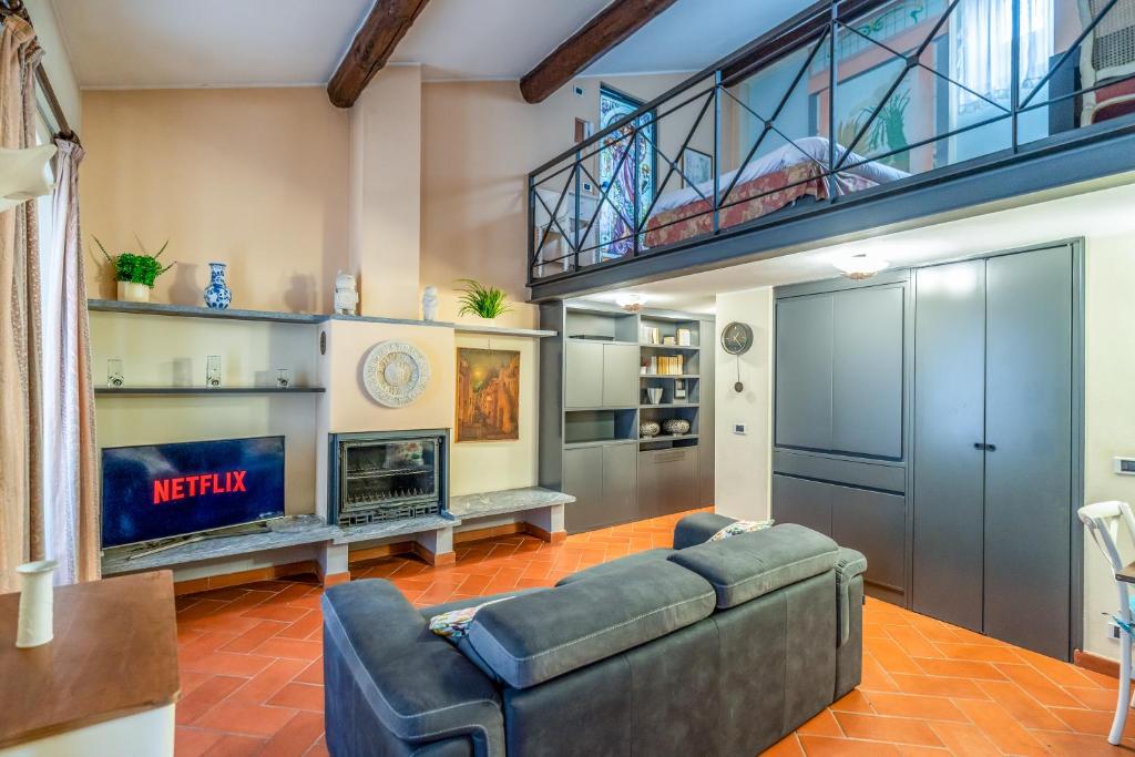 Duomo Prestige Suite - Historic Stay in Milan
