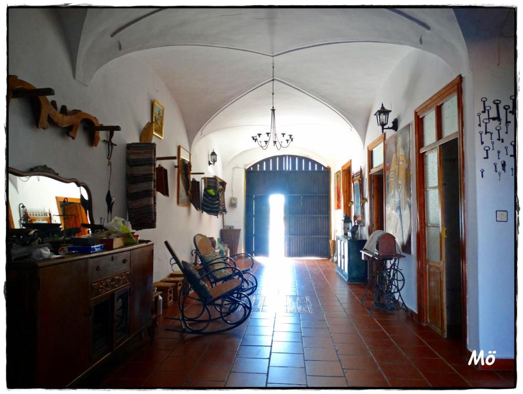 Zimmer mit einem Flur mit Tür und Fliesenboden in der Unterkunft La Posá in La Nava de Santiago