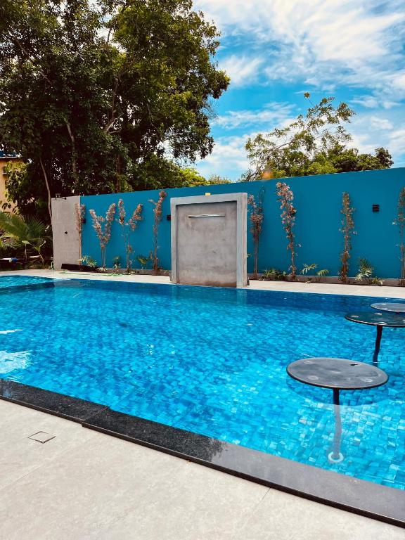 a large swimming pool with a blue wall at Pousada Serena - Alter do Chão in Santarém