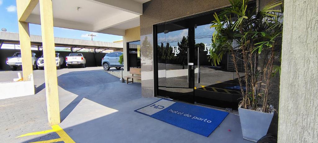 a store front with a sign in front of a building at Hotel do Porto in Porto Velho