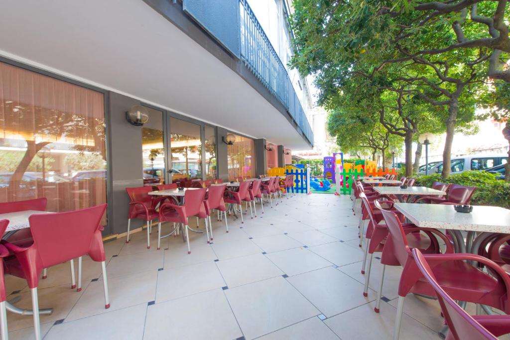 Reštaurácia alebo iné gastronomické zariadenie v ubytovaní Hotel Faber